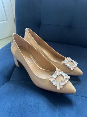Donald Pliner Nude Patent Mid-Heel Pumps with Crystal Embellishment Sz 8 New